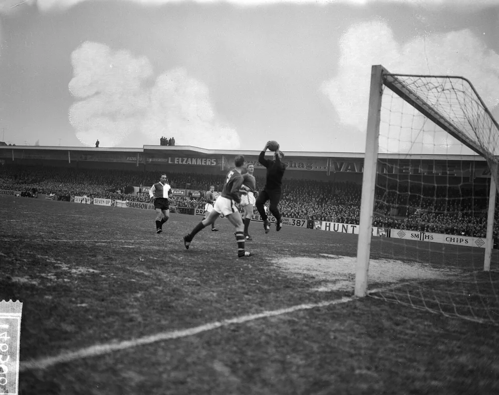 Sparta tegen Feyenoord 3-0, v.l.n.r. Bennaars, Ter Horst, Kok en Doesburg. Foto: Joop van Bilsen / Anefo, Nationaal Archief (CC0).