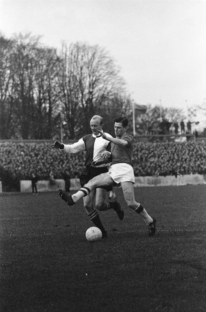 Willem II tegen Feyenoord 3-4, Kruiver in duel met Brooymans. Foto: Ron Kroon / Anefo, Nationaal Archief (CC0).