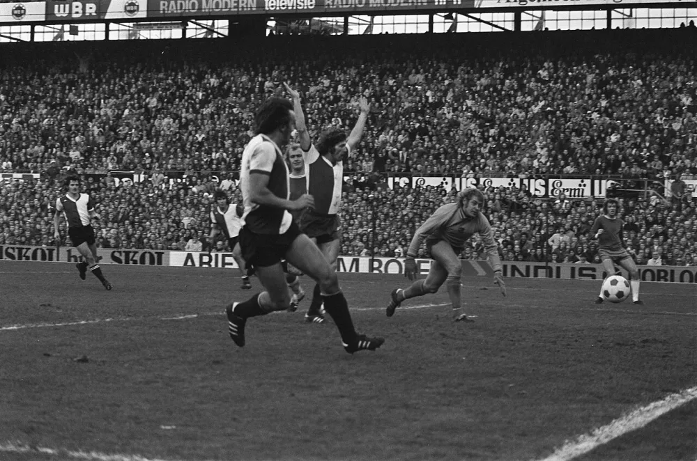 Feyenoord tegen Ajax 2-1, v.l.n.r. Van Hanegem , Ressel (scorend), Kreiz (juichend) en doelman Schrijvers. Foto: Rob Mieremet / Anefo, Nationaal Archief (CC0).