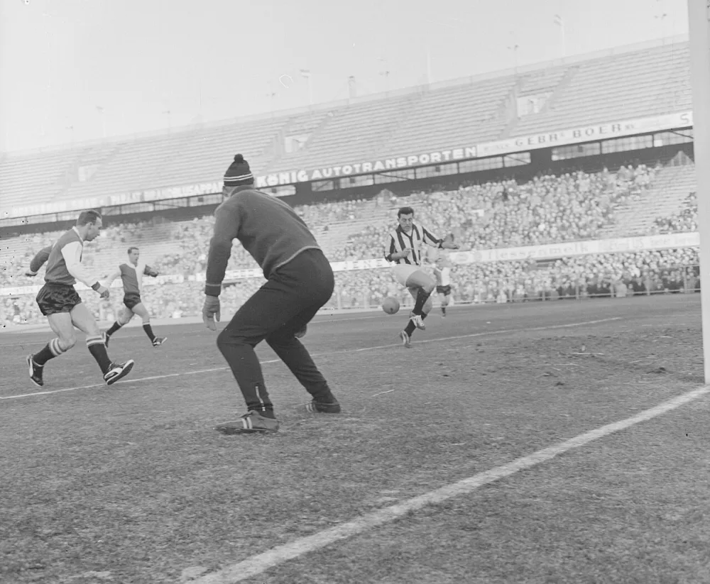 Feyenoord tegen Heracles 6-2, v.l.n.r. Bennaars, Bouwmeester, keeper Van der Wint en Donners. Foto: Eric Koch / Anefo, Nationaal Archief (CC0).