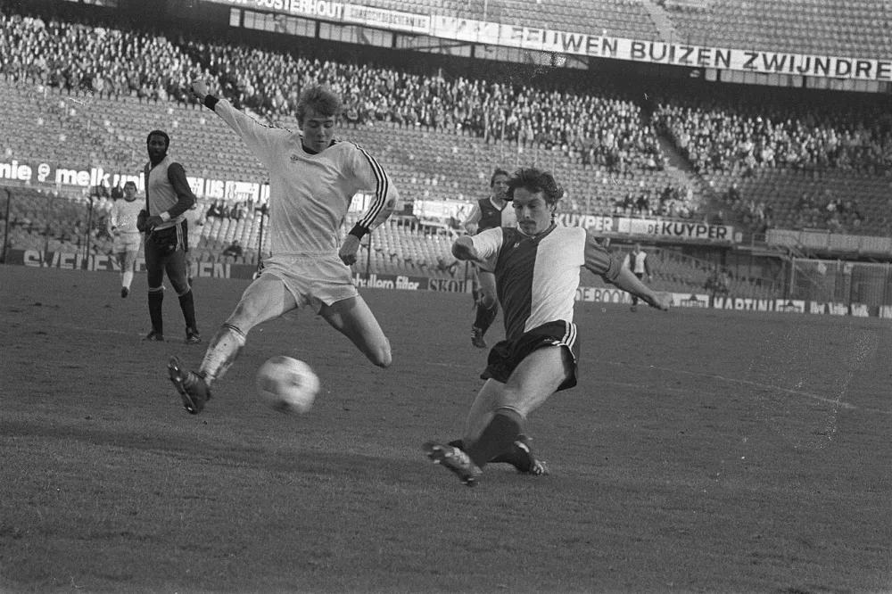 Feyenoord tegen Volendam 3-0, Van Deinsen scoort 2-0. Foto: Rob Bogaerts / Anefo, Nationaal Archief (CC0).