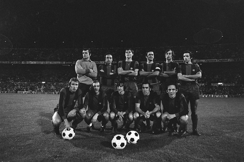 Feyenoord tegen Barcelona 0-0, Europacup; nr. 5 scheidsrechter Glöckner, nr. 6, 7, 8 elftal van Barcelona. Barcelona: Mora; Rife, Torres, Costas & De la Cruz; Neeskens, Migueli en Asensi; Rexach,…. Foto: Rob Mieremet / Anefo, Nationaal Archief (CC0).