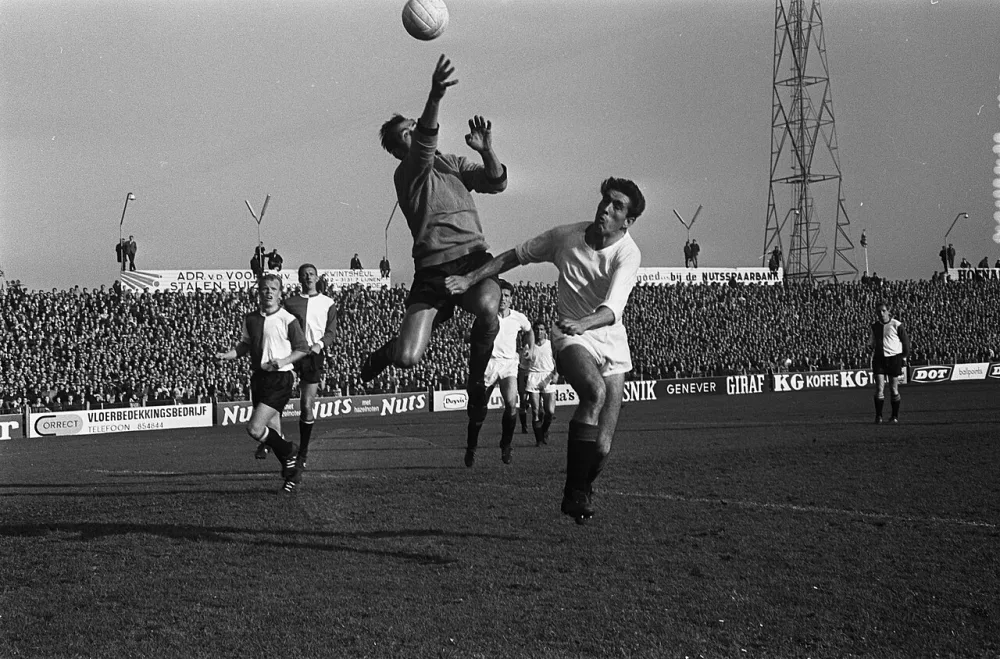 Eddy Pieters Graafland in duel met Maassen (r.). Foto: fotograaf onbekend / Anefo, Nationaal Archief (CC0).