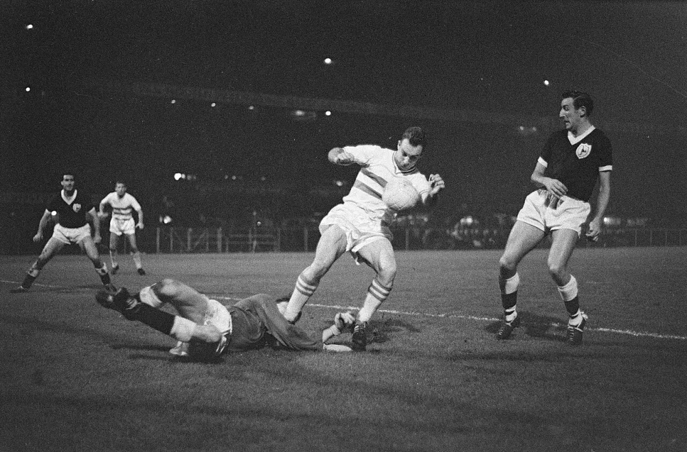 Feyenoord tegen Hotspur 1-3. Bennaars in duel met keeper Brown. Foto: Wim van Rossem / Anefo, Nationaal Archief (CC0).