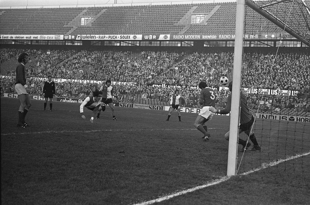 Feyenoord tegen Go Ahead 2-1, Ressel scoort koppend 2-0. Foto: Bert Verhoeff / Anefo, Nationaal Archief (CC0).