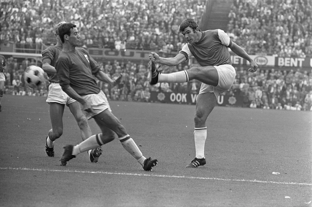 Van Hanegem (rechts) scoort, links Molenaar (AZ '67). Foto: fotograaf onbekend / Anefo, Nationaal Archief (CC0).