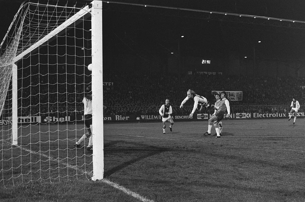 Ajax tegen Feijenoord 6-0; Geels kopt Ajax derde doelpunt in. Foto: Hans Peters / Anefo, Nationaal Archief (CC0).