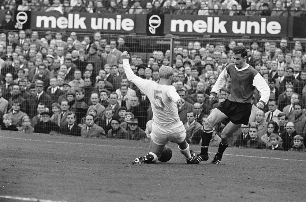 Feyenoord speler Ove Kindvall in duel met André van Telstar. Foto: fotograaf onbekend / Anefo, Nationaal Archief (CC0).
