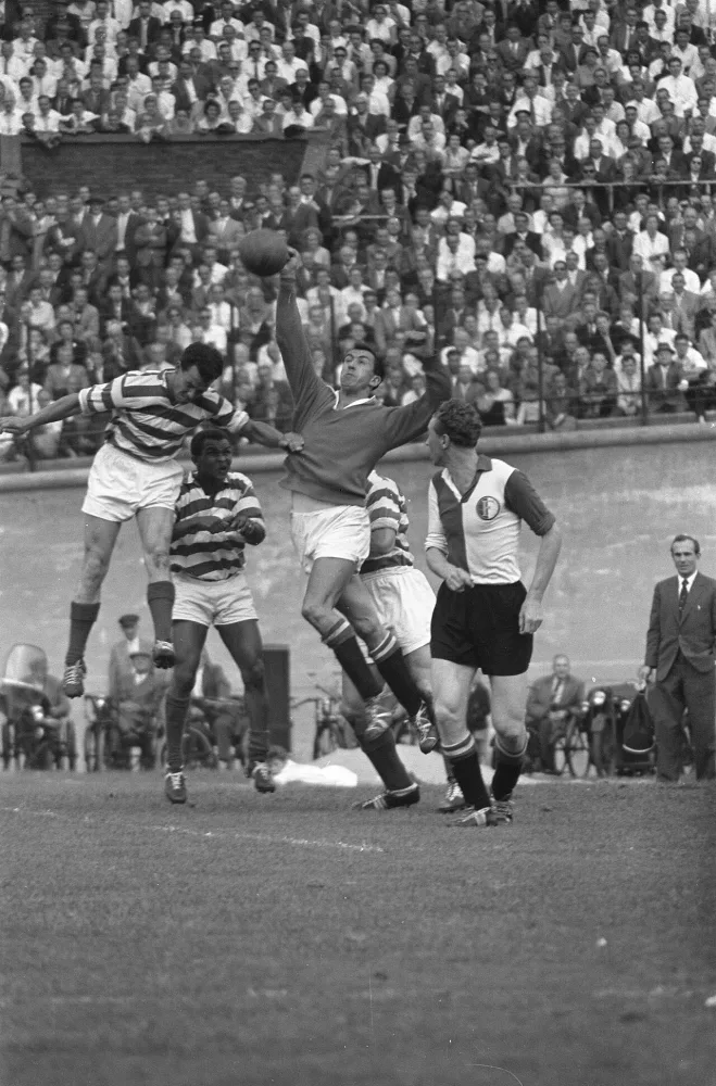 Blauw-Wit tegen Feyenoord 2-7, v.l.n.r. Magielse, Dagenaar Preters, Graafland en Klaassens. Foto: Harry Pot / Anefo, Nationaal Archief (CC0).