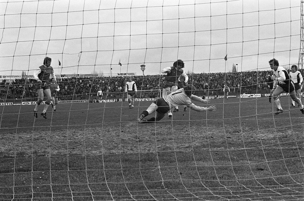 FC Den Bosch tegen Feyenoord 0-2, Ladinsky scoort 1-0, Van der Pluy duikt vergeefs. Foto: Hans Peters / Anefo, Nationaal Archief (CC0).