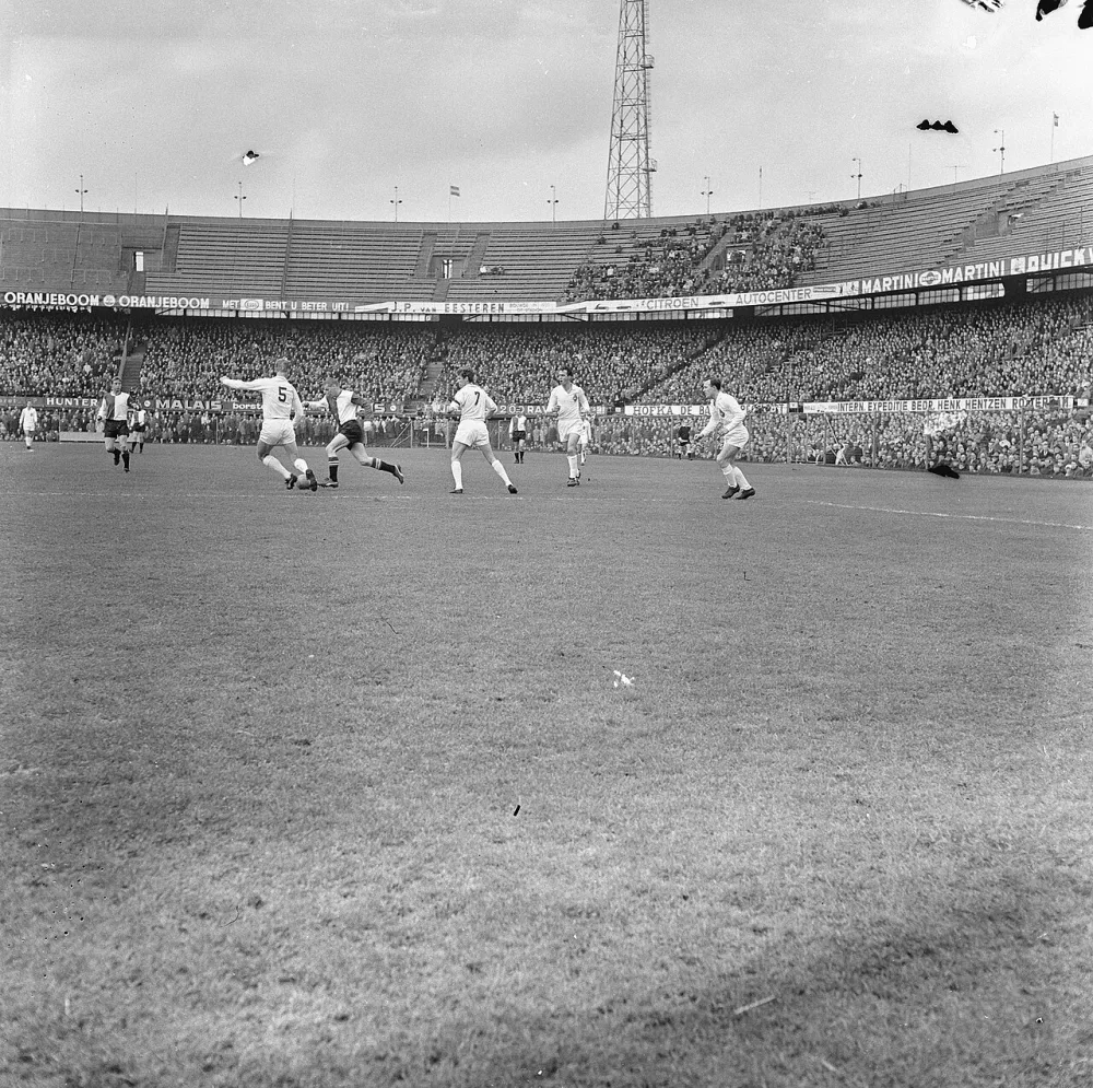 Feyenoord tegen Telstar 2-1, Harry Bild bezig aan solo-run. Foto: Jan Voets / Anefo, Nationaal Archief (CC0).