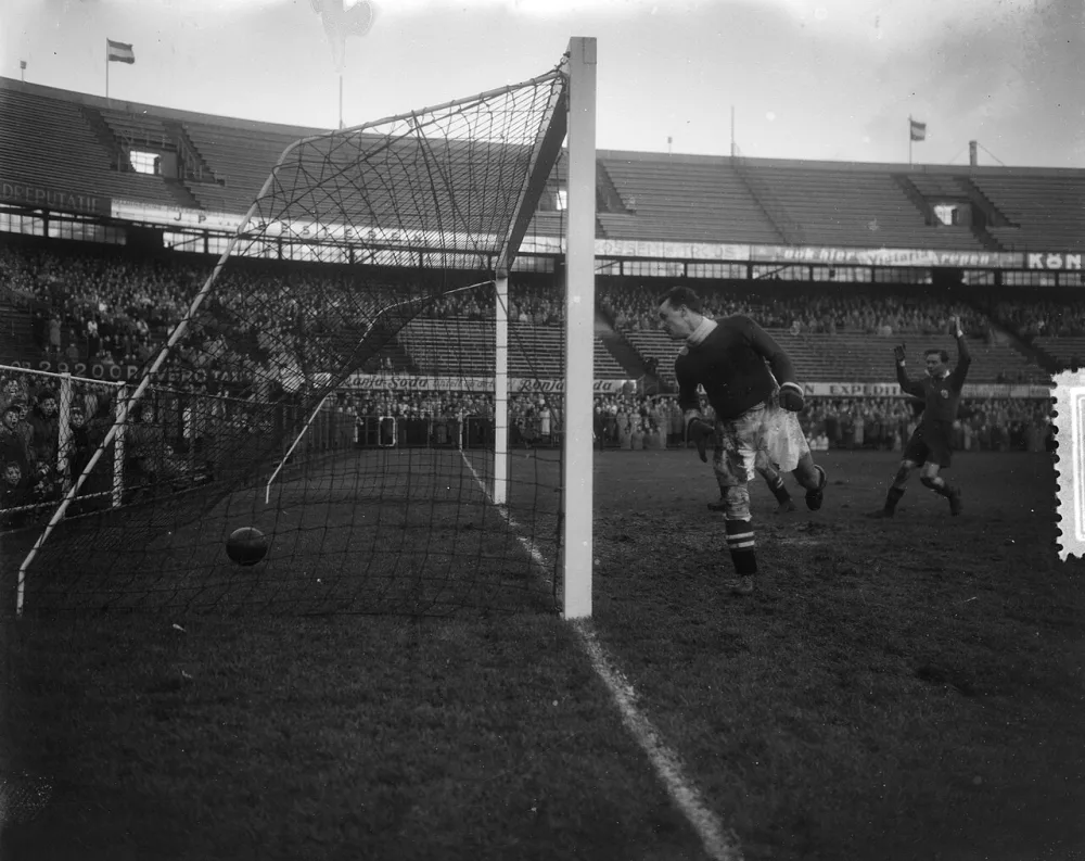 Feyenoord tegen EBOH 0-1. Doelpunt EBOH. Foto: Herbert / Anefo, [onbekend] Behrens / Anefo, Nationaal Archief (CC0).