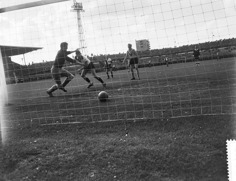DAS tegen Feyenoord 0-2. Van der Gijp passeert de Munck 1-0. Foto: Henk Lindeboom / Anefo, Nationaal Archief (CC0).