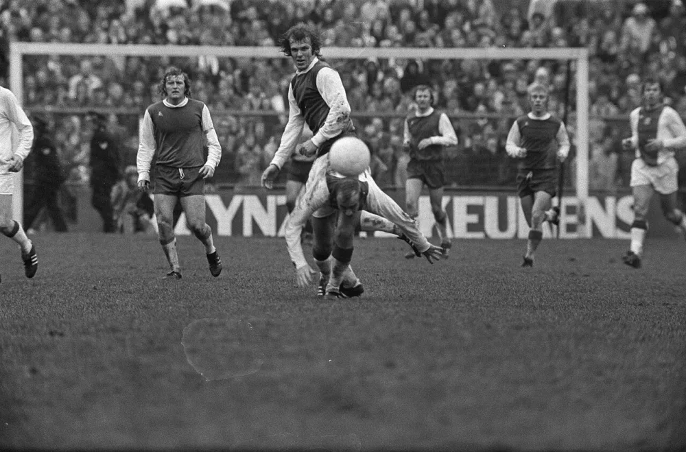 Ajax tegen Feyenoord 0-1, Blankenburg kopt bal weg voor Theo de Jong. Foto: Hans Peters / Anefo, Nationaal Archief (CC0).