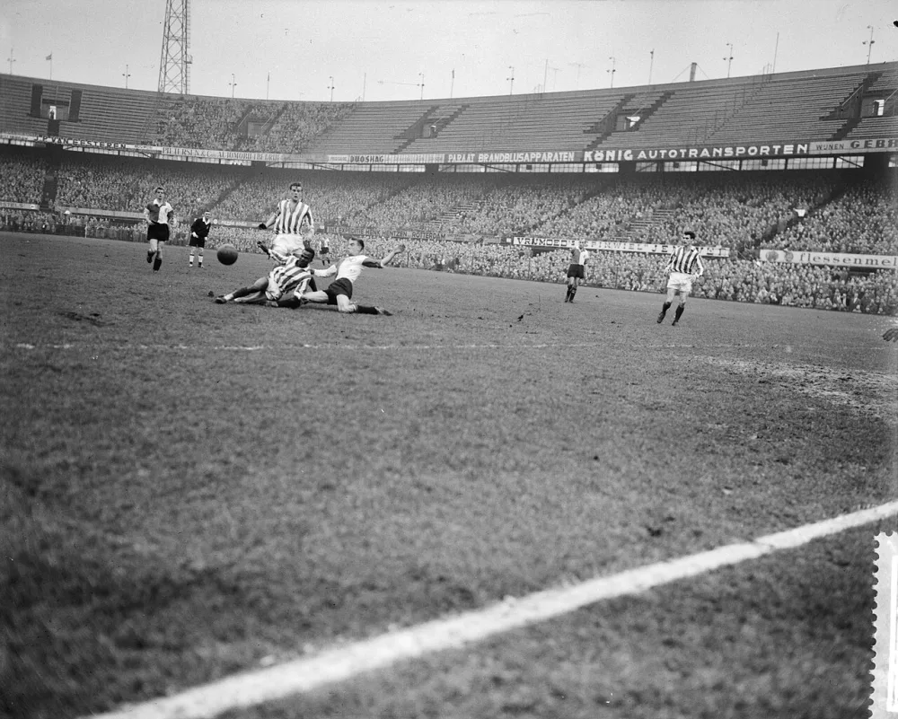 Feyenoord tegen Blaauwwit 5-1, spelmoment v.l.n.r. Sparendam, Englander(Bl.Wit). Foto: Herbert Behrens / Anefo, Nationaal Archief (CC0).