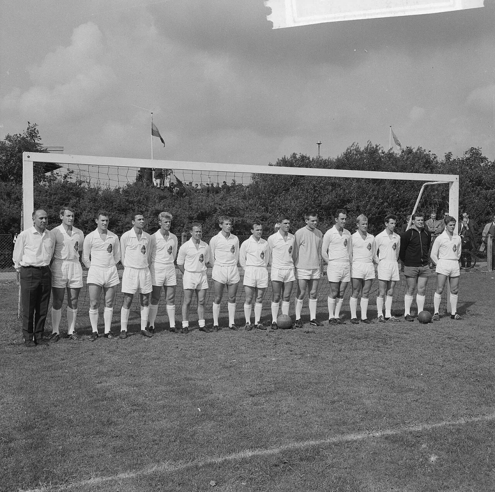 Voetbal. Telstar-Feyenoord 0-2. Elftal Telstar, v.l.n.r. Olivér Gáspár (trainer), Cor Brom, Gerrie Althoff, Carlos (Joao Carlos Campos Wisnesky), Tjeerd Kort , Piet van der Kuil, Hassie van Wijk,…. Foto: Jac. de Nijs / Anefo, Nationaal Archief (CC0).