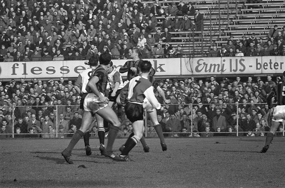 Voetbal Feyenoord tegen DWS 5-2. Foto: Wim van Rossem / Anefo, Nationaal Archief (CC0).