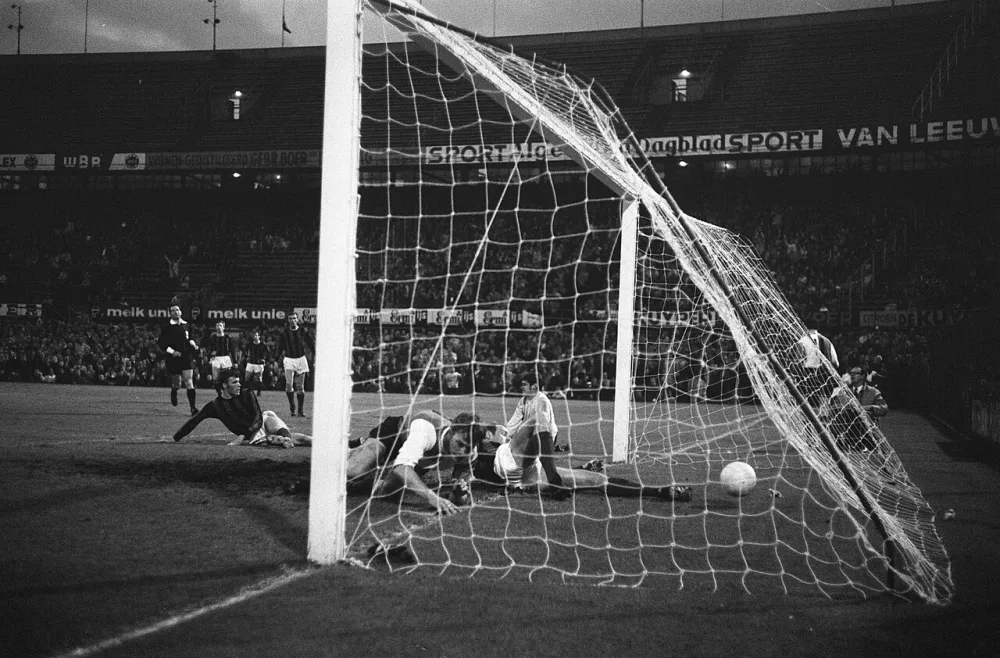 Feijenoord tegen DWS 3-1, Feijenoord in bekerfinale 3e doelpunt van Wery (Feijenoord). Foto: Eric Koch / Anefo, Nationaal Archief (CC0).