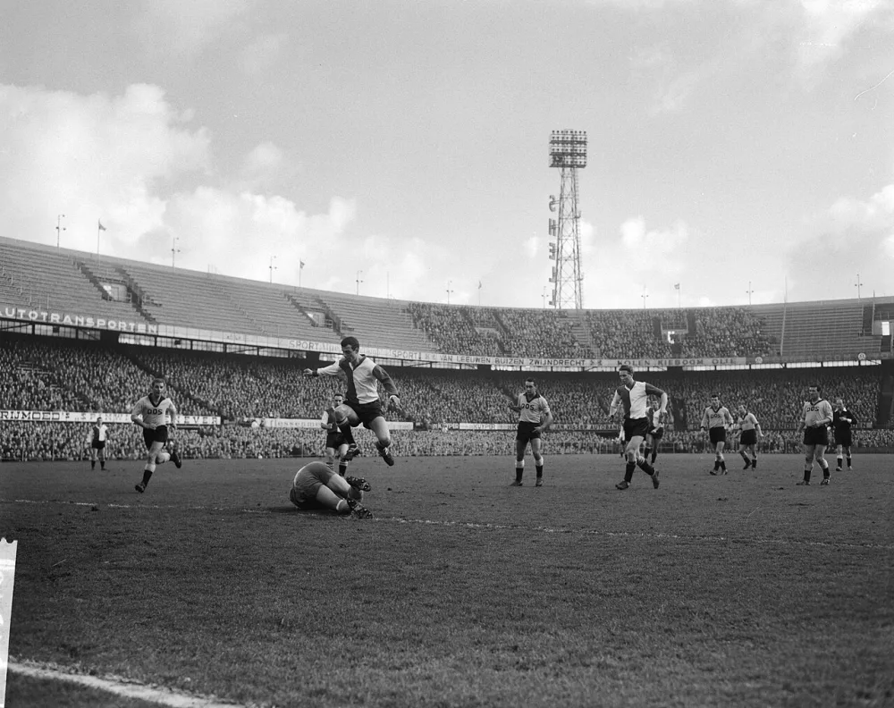 Feyenoord tegen DOS 3-0. Moulijn springt over Van Zoghel. Foto: Eric Koch / Anefo, Nationaal Archief (CC0).