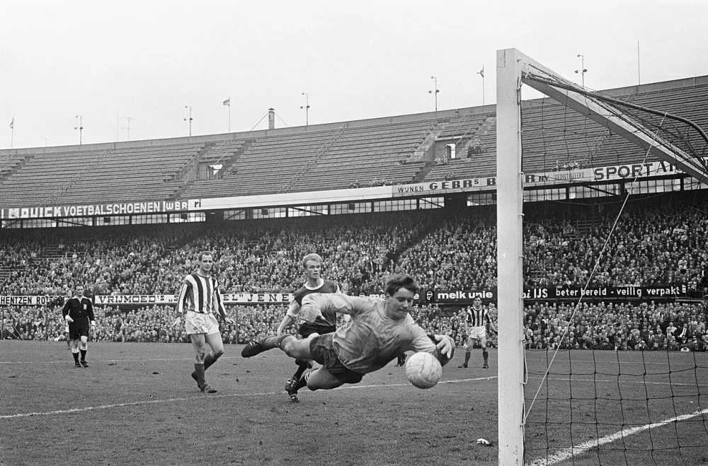 Keeper Schobert van Willem II stopt een schot. Achter hem speler Ruud Geels van Feyenoord. Foto: fotograaf onbekend / Anefo, Nationaal Archief (CC0).