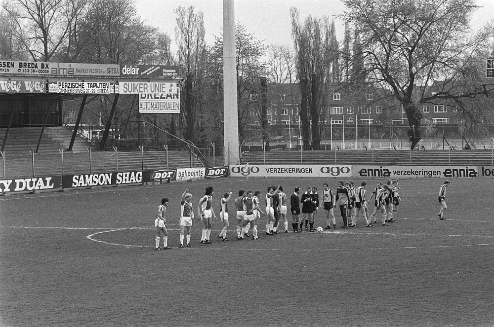 NAC tegen Feijenoord, verder gespeeld zonder publiek; beide elftallen opgesteld in het lege stadion. Foto: Koen Suyk / Anefo, Nationaal Archief (CC0).