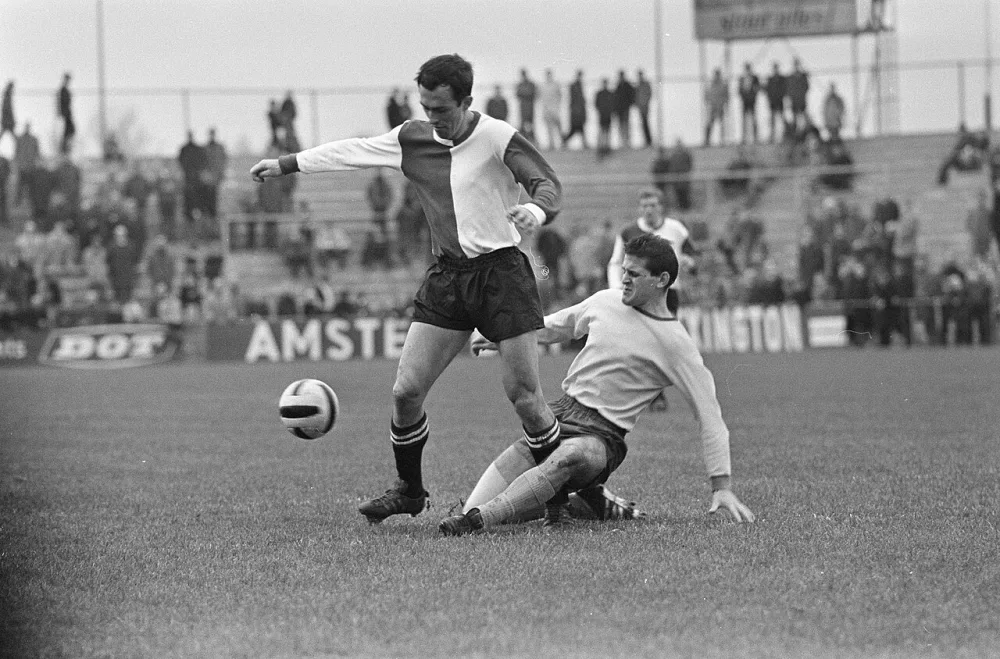 Sittardia tegen Feyenoord 1-2. Samardzic in duel met verdediger. Foto: Eric Koch / Anefo, Nationaal Archief (CC0).