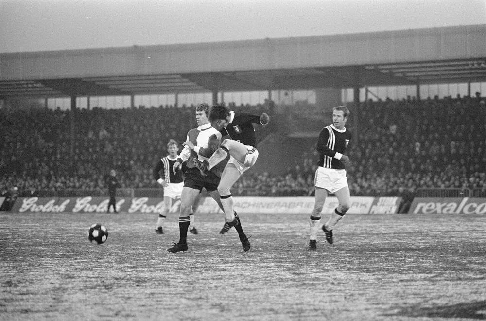 Voetbal. FC Twente tegen Feijenoord 1-1. Spelmoment, Henk Wery in duel met Epi Drost. Foto: Rob Mieremet / Anefo, Nationaal Archief (CC0).