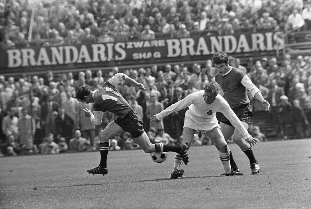 Feijenoord tegen Telstar 4-1. Coen Moulijn in actie, rechts Van Hanegem. Foto: Eric Koch / Anefo, Nationaal Archief (CC0).