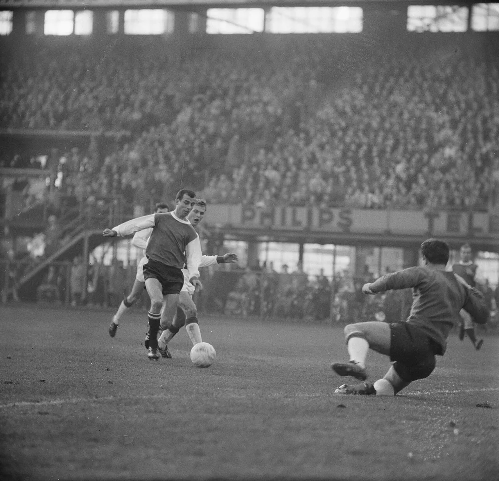 Feyenoord tegen Ajax 9-4, Coen Moulijn in duel met Ajaxieden. Foto: Jac. de Nijs / Anefo, Nationaal Archief (CC0).