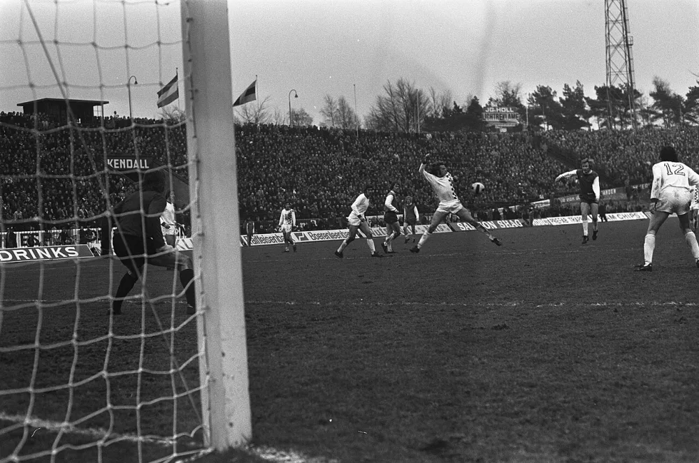 NEC tegen Feyenoord 2-3, Van Daele scoort winnend doelpunt. Foto: Rob Mieremet / Anefo, Nationaal Archief (CC0).