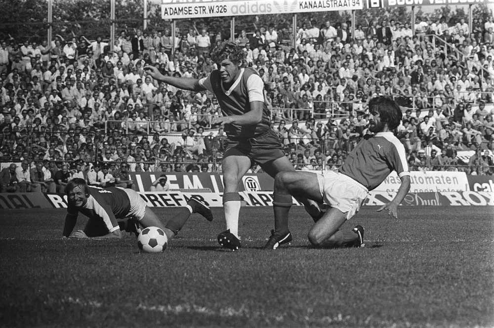 Utrecht tegen Feyenoord 0-2, Nico Jansen in duel met Maurik (links) en Pauvic (rechts). Foto: Rob C. Croes / Anefo, Nationaal Archief (CC0).