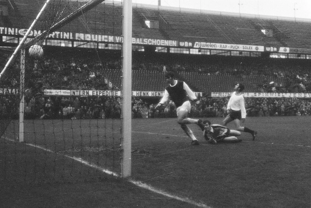 Feijenoord tegen NAC 3-0; Van Hanegem kopt tweede doelpunt. Foto: Rob Mieremet / Anefo, Nationaal Archief (CC0).