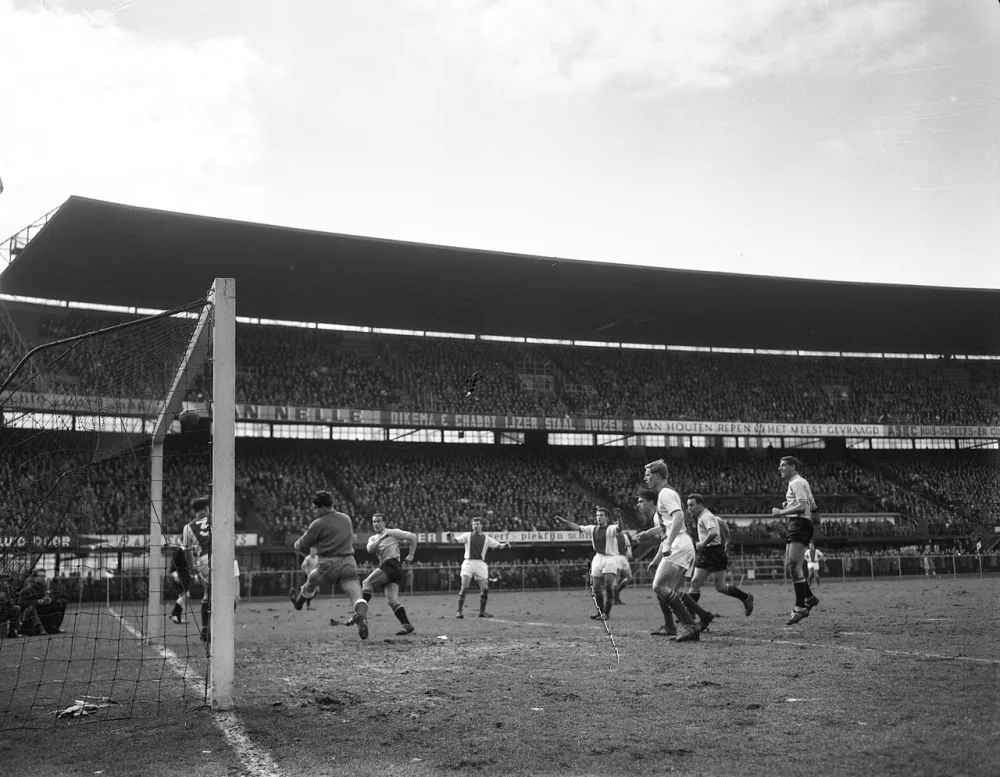 Feyenoord tegen Ajax 1-2 Hogerman, Bouwmeester, Pruis, Mulle, Schaaphok, Pronk, en Bennaars. Foto: Eric Koch / Anefo, Nationaal Archief (CC0).