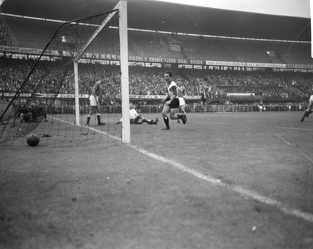 Feyenoord tegen GVAV 7-4. Spelmoment. Foto: Henk Lindeboom / Anefo, Nationaal Archief (CC0).