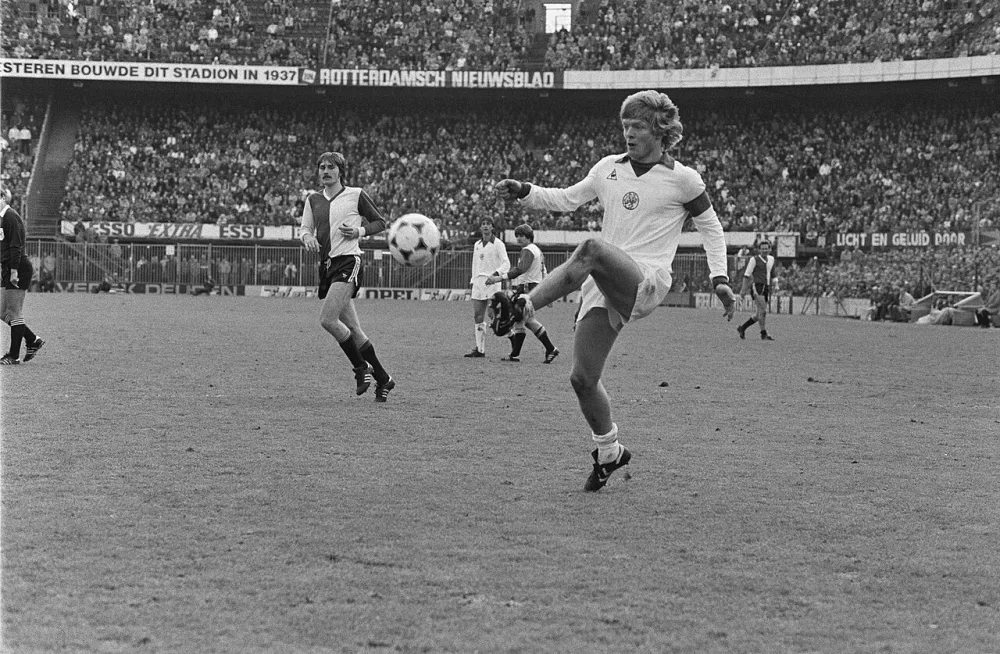 Feyenoord tegen Ajax in de Kuip 2-2. Vanenburg (r.) scoort voor Ajax, (l.) Joop Hiele , Feyenoord-doelman, Jesper Olsen. Foto: Marcel Antonisse / Anefo, Nationaal Archief (CC0).