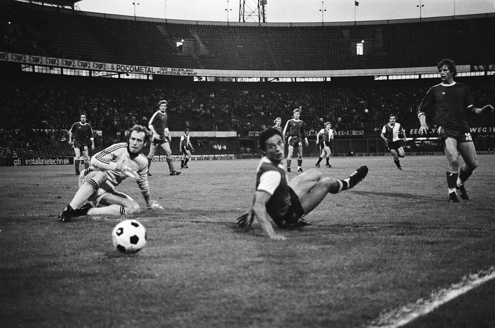 Feijenoord tegen FC Twente 2-0; Petursson in duel met keeper van Gerven, verder Ab Gritter. Foto: Hans van Dijk / Anefo, Nationaal Archief (CC0).