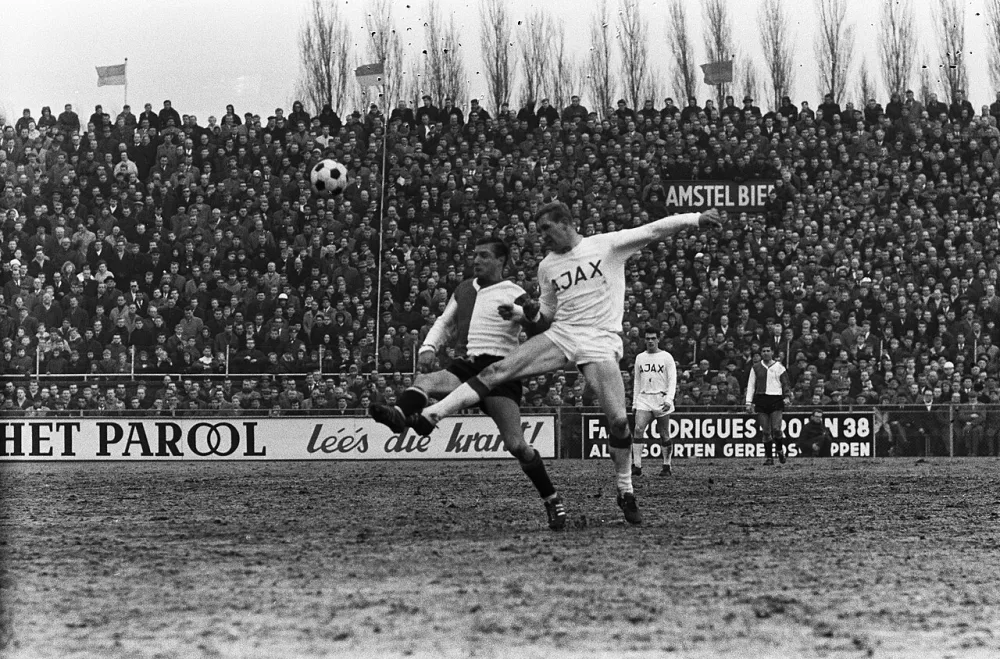 Ajax tegen Feijenoord 1-3. Spelmoment. Foto: Harry Pot / Anefo, Nationaal Archief (CC0).