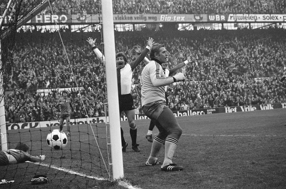 Feijenoord tegen Ajax 1-1; doelpunt van Feijenoord, keeper Schrijvers is verslagen. Foto: Hans Peters / Anefo, Nationaal Archief (CC0).