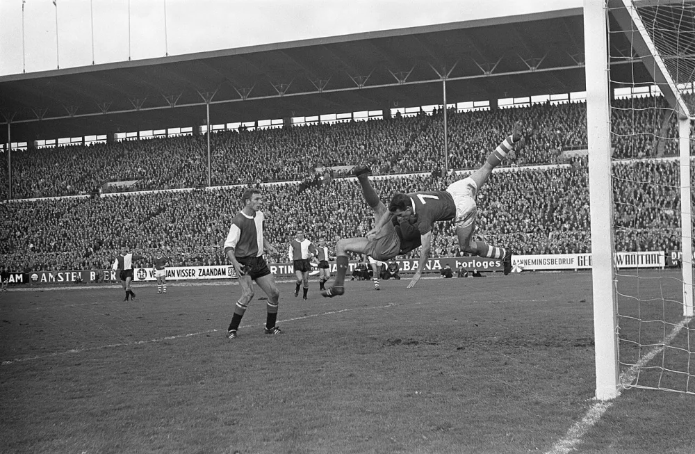 Sparta tegen Feyenoord 0-3, doelman Bert Kik van Feyenoord (invaller) in duel met Van Mierts (S). Foto: Eric Koch / Anefo, Nationaal Archief (CC0).