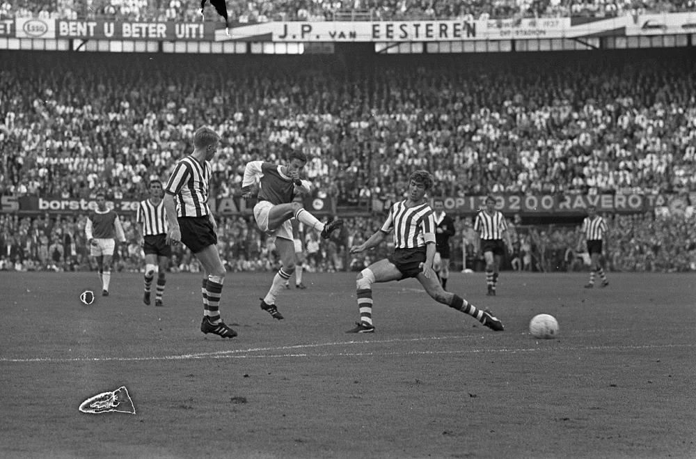 Feyenoord tegen Sparta 3-1. Kindvall scoort eerste goal voor Feyenoord, rechts Eijkenbroek. Foto: Jac. de Nijs / Anefo, Nationaal Archief (CC0).