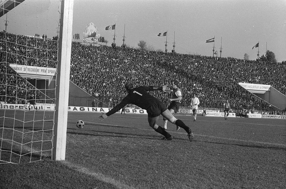 Dynamo Boekarest tegen Feyenoord 0-3, Europa Cup I , doelpunt van Maiwald. Foto: Bert Verhoeff / Anefo, Nationaal Archief (CC0).