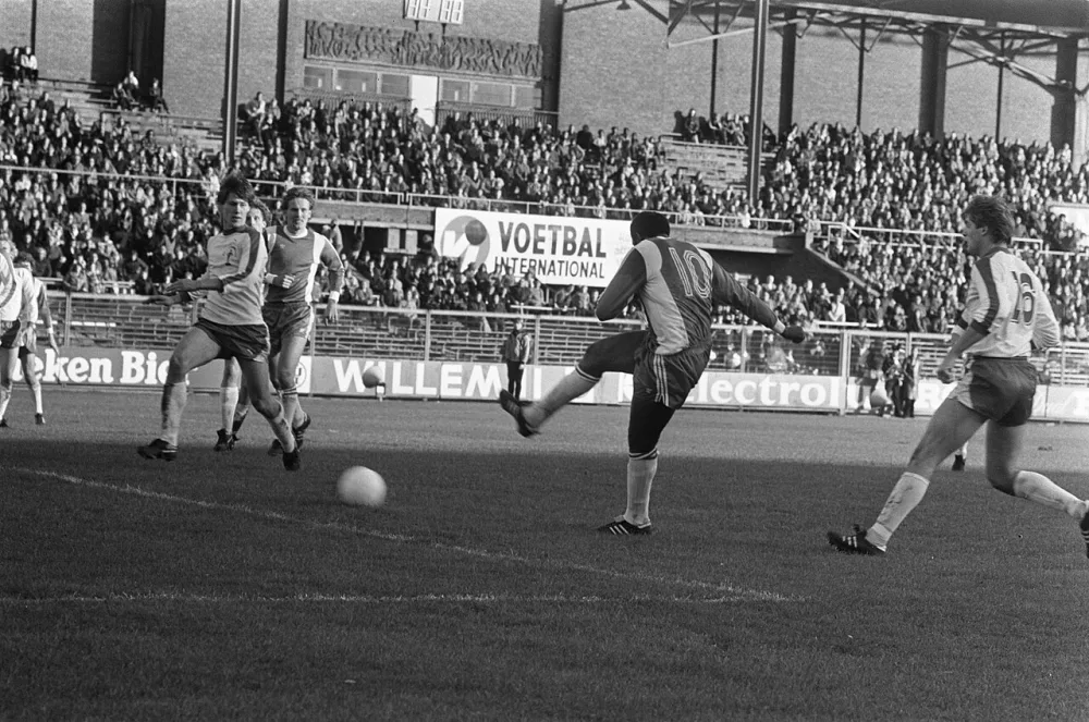 FC Amsterdam tegen Feyenoord 1-2, Clyde Best (Feyenoord) scoort 2-0. Foto: Rob Bogaerts / Anefo, Nationaal Archief (CC0).