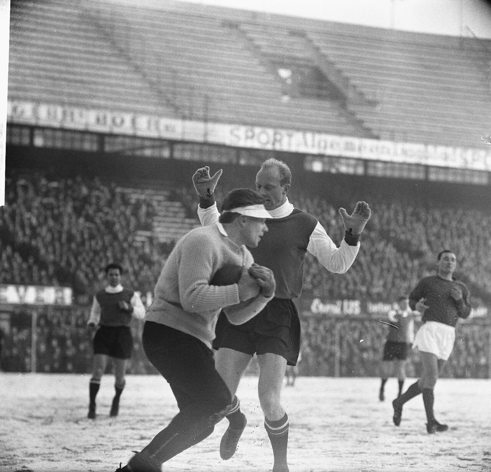Feyenoord tegen FC Twente 4-0, Kruiver in duel met keeper Warringa. Foto: Jac. de Nijs / Anefo, Nationaal Archief (CC0).