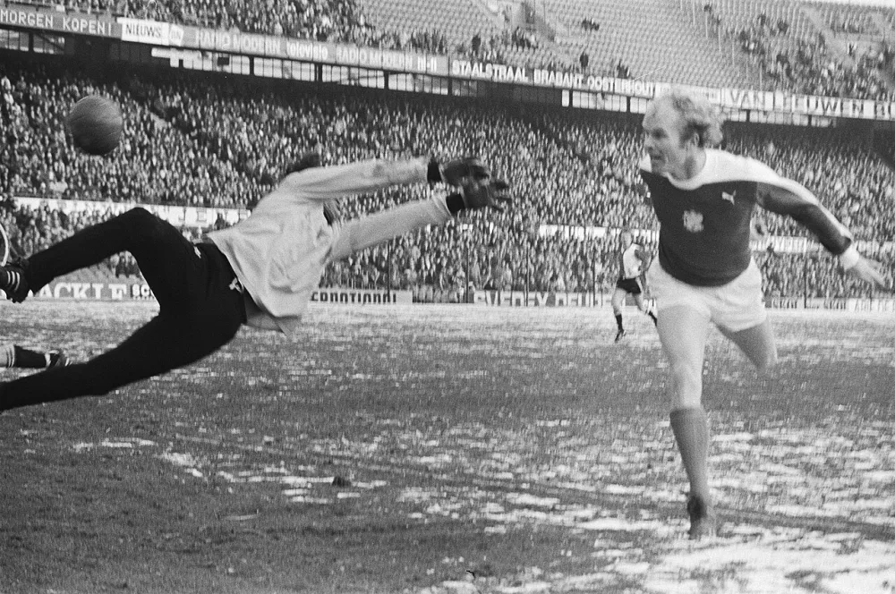 Feyenoord tegen Ajax 1-1, Geels kopt Ajax gelijkmaker in. Foto: Bert Verhoeff / Anefo, Nationaal Archief (CC0).