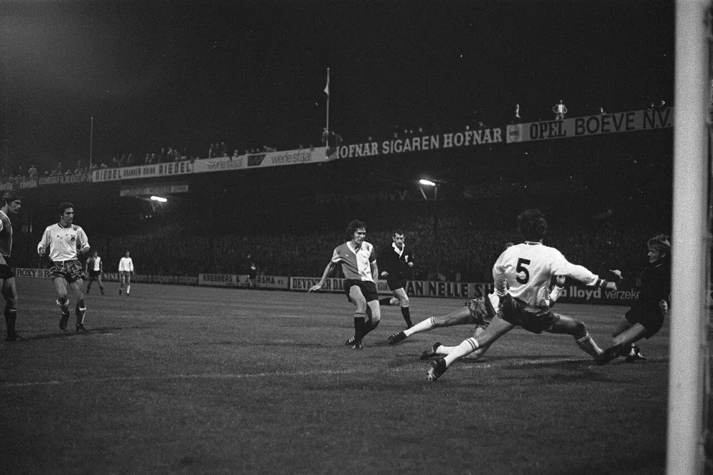 Go Ahead Eagles tegen Feyenoord 0-1, nr. 25 Schoenmaker scoort, nr. 26 Schoenmaker loopt juichend weg. Foto: Hans Peters / Anefo, Nationaal Archief (CC0).