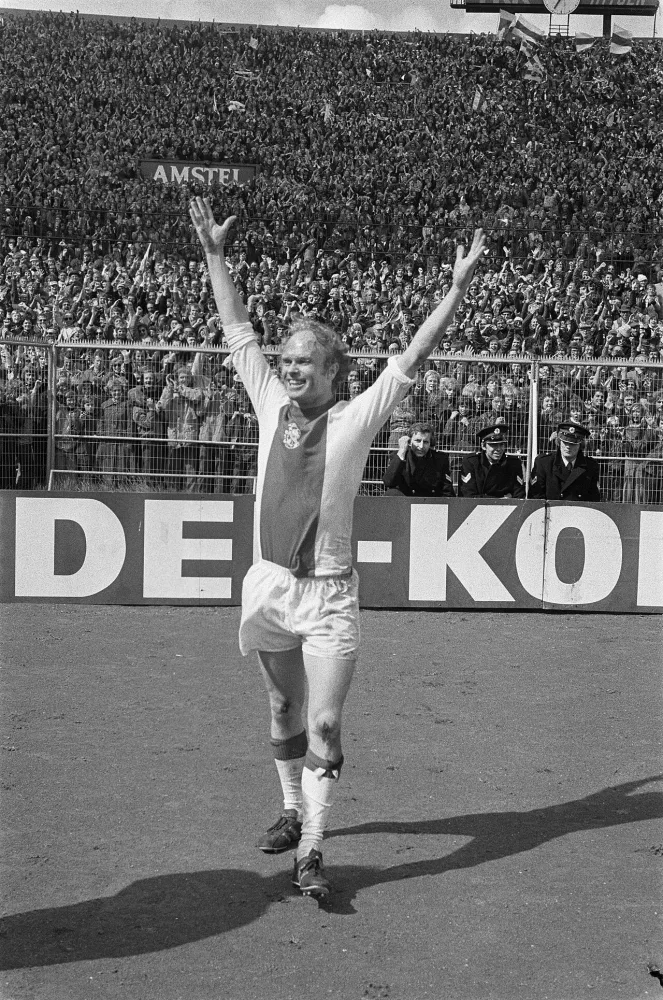 Ajax-spits Ruud Geels juicht na zijn tweede doelpunt. Foto: Hans Peters / Anefo, Nationaal Archief (CC0).