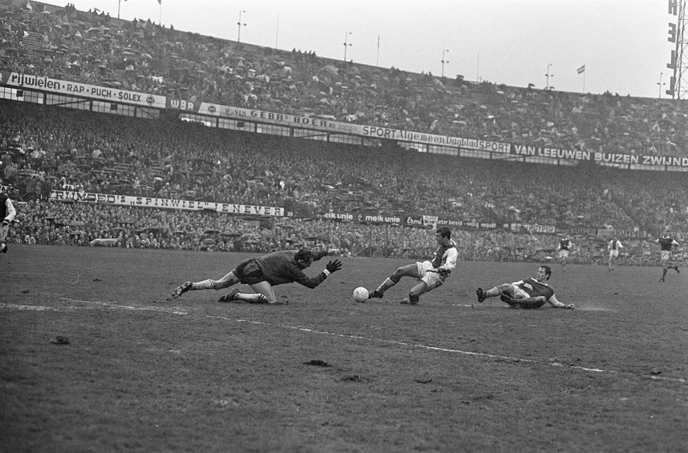 Feyenoord tegen Ajax 1-1, Sjaak Swart scoort, Pieters Graafland geslagen rechts Boom (F). Foto: Jac. de Nijs / Anefo, Nationaal Archief (CC0).