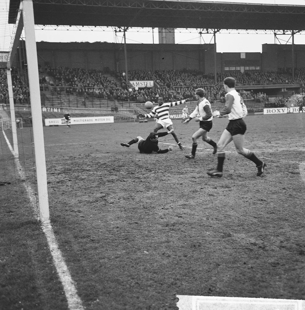 Blauw-Wit tegen Feyenoord 1-7, spelmoment, op de grond P. Graafland , Sparendam in midden Kraay en rechts Haak (Feyenoord). Foto: Jac. de Nijs / Anefo, Nationaal Archief (CC0).