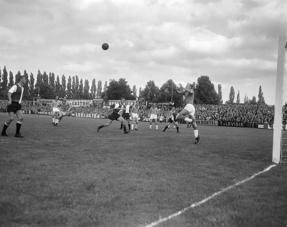 NAC tegen Feyenoord 0-0, spelmoment. Foto: Joop van Bilsen / Anefo, Nationaal Archief (CC0).