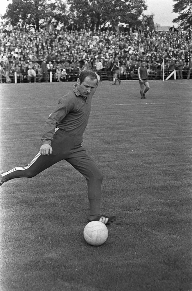 Kurt Linder trapt een balletje. Foto: fotograaf onbekend / Anefo, Nationaal Archief (CC0).